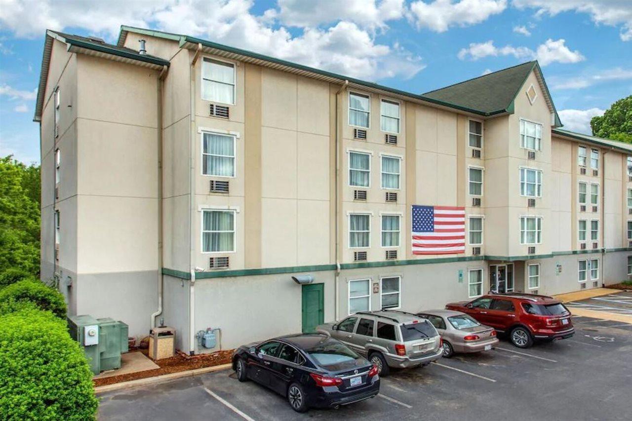 Rodeway Inn & Suites Near Outlet Mall - Asheville Bagian luar foto